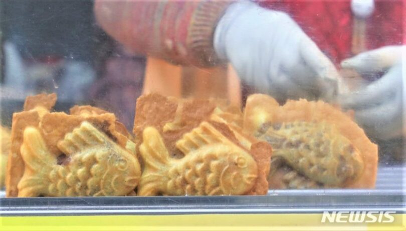 ソウル・蚕室（チャムシル）駅近くでたい焼きを売る露天商(c)NEWSIS