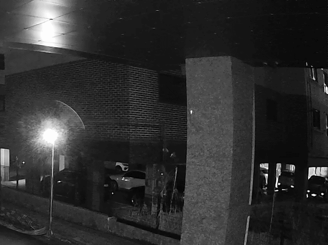 ガス管を伝って留守宅に侵入する容疑者＝龍仁東部警察提供(c)news1