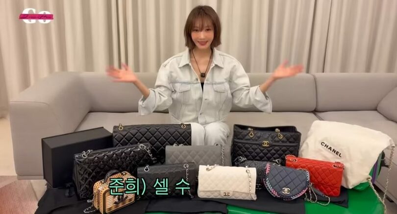 シャネルバッグコレクションを紹介する俳優・コ・ジュニ＝ユーチューブチャンネル(c)news1