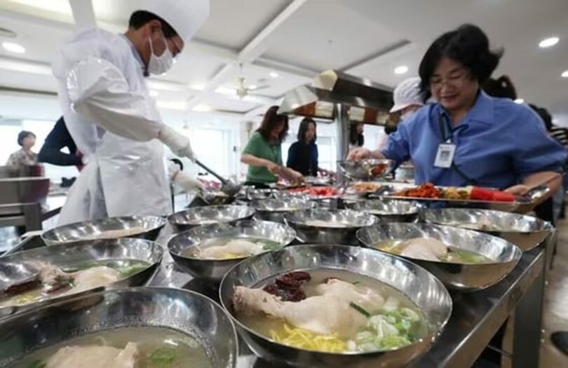 7月の中伏に韓国京畿道水原の食堂で参鶏湯を受け取る職員(c)news1