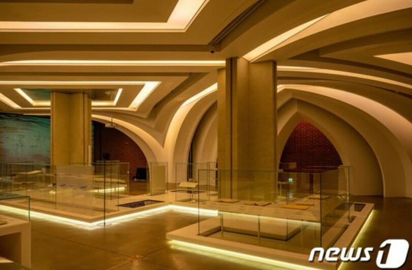 光と影が調和する西小門聖地歴史博物館（ソウル観光財団提供）(c)news1
