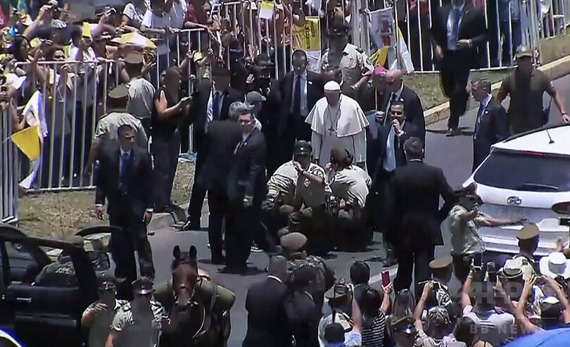 声援に馬びっくり、落馬した女性警官にローマ法王歩み寄る