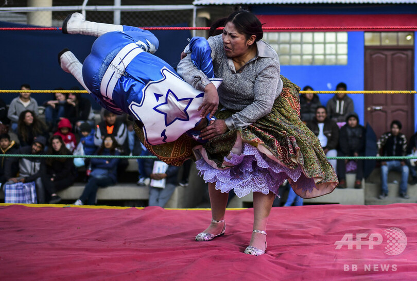 【今日の1枚】帰って来たヒロイン、伝統衣装で戦う女子レスラー