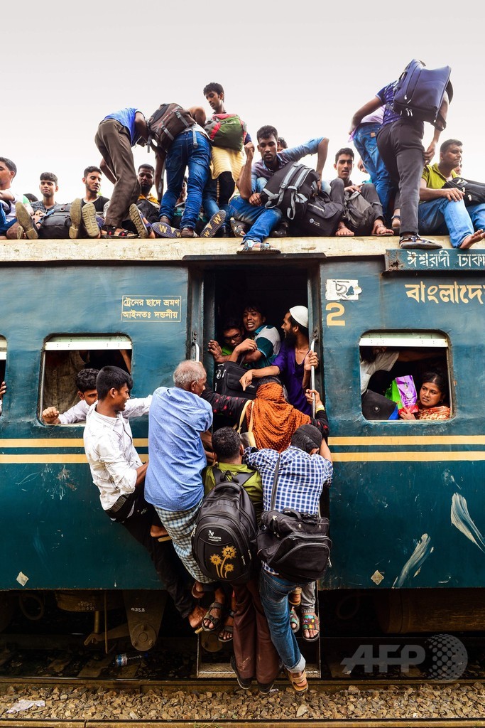 超満員列車で里帰り、ラマダン明けの祭りで バングラデシュ