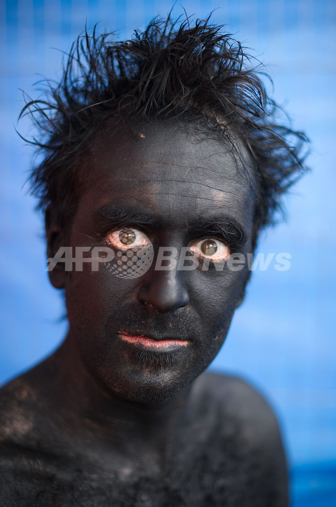 英野外フェス「ビッグ・チル」大盛況、集団ヌード撮影も