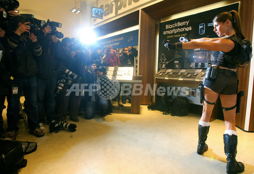 携帯電話発売記念イベントにララ・クロフト!?