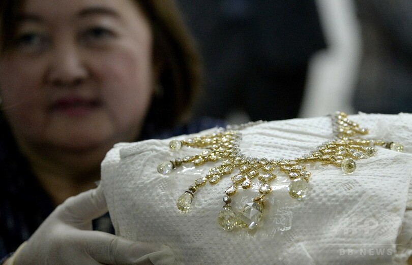 マルコス元大統領秘蔵の豪華宝飾品公開、競売も フィリピン