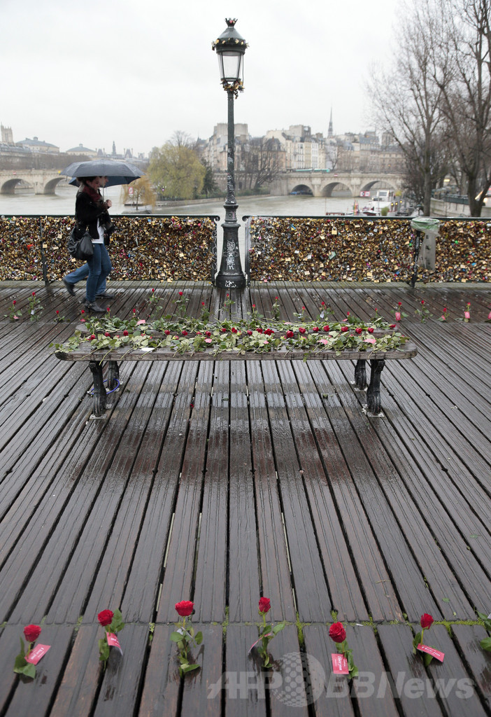 「愛の錠」で有名なパリの橋、重みで一部崩壊 通行禁止に