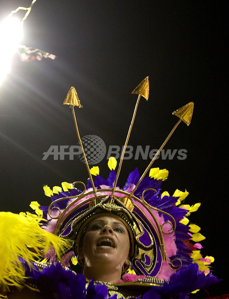 ブラジル・リオのカーニバル、一夜目から興奮は最高潮