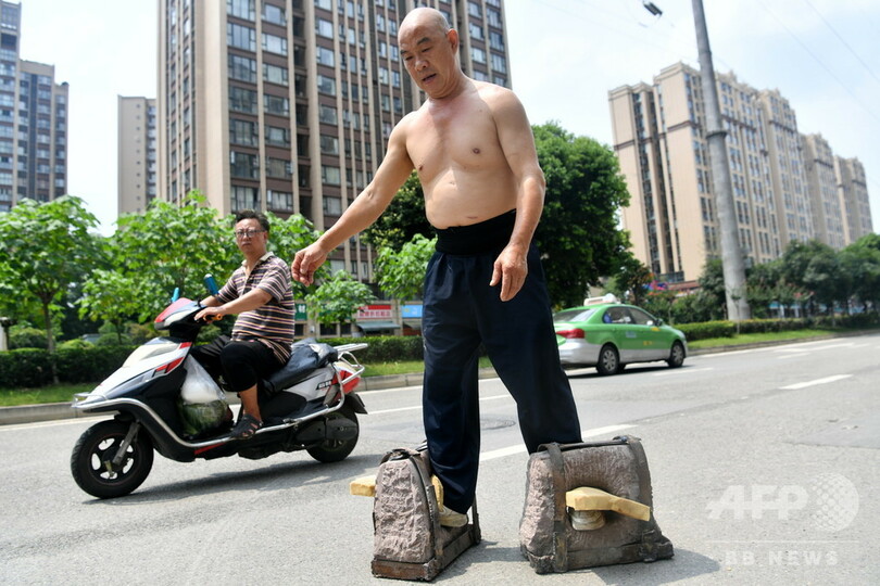 計108キロの「石の靴」で鍛錬、60歳男性考案の「石錠カンフー」