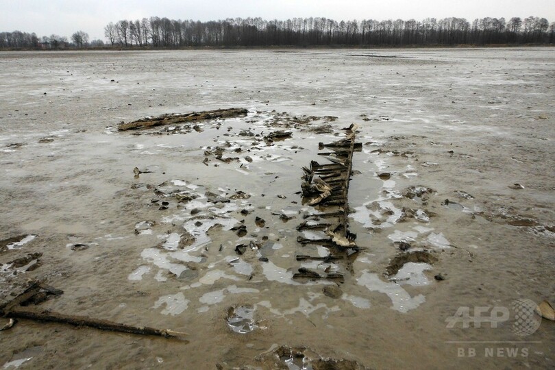 湖の水抜いたらソ連爆撃機の残骸が、アウシュビッツ収容所の近く