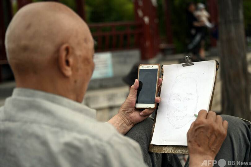 スマホが手放せない中国の高齢者 1日10時間利用も