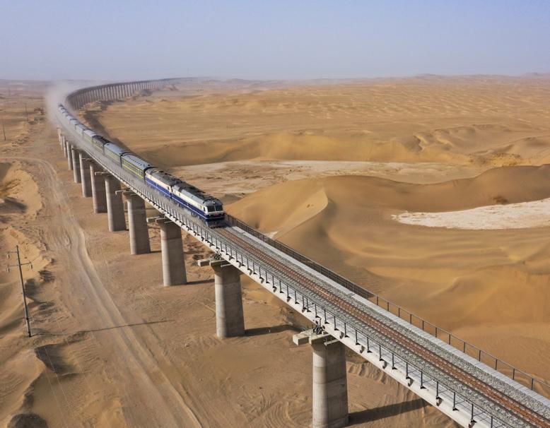 世界初の砂漠環状鉄道が完成へ 新疆ウイグル自治区