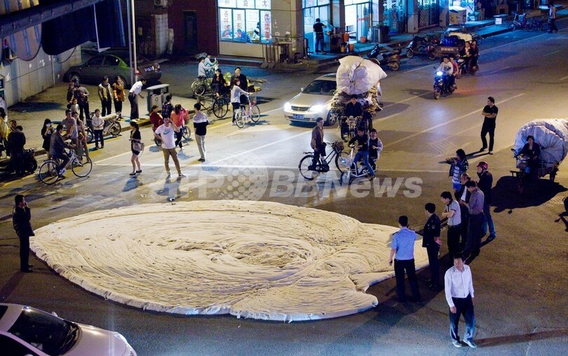 道路の亀裂から泡、中国・南京市