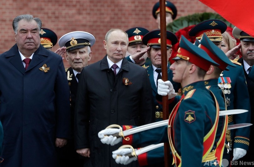 ロシアで戦勝記念軍事パレード 国益「断固守る」と大統領