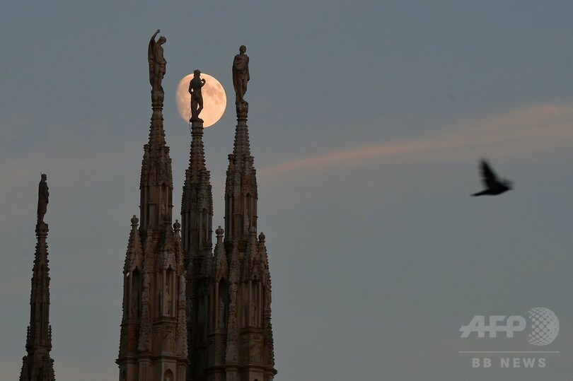 ミラノ大聖堂の背後に浮かぶ月、イタリア
