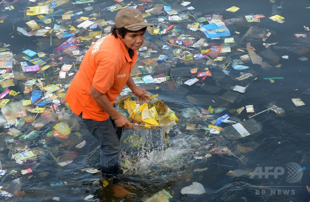 海洋に漂うプラスチックごみ、2050年までに魚の量しのぐ 報告 海洋に漂うプラスチックごみ、2050年までに魚の量しのぐ 報告