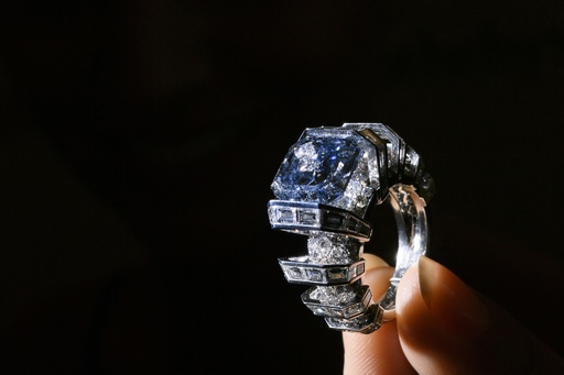 8カラットのダイヤ「スカイブルー」の指輪、18.6億円で落札 写真2枚 