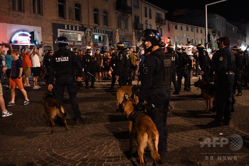 今度はニースで乱闘騒ぎ、北アイルランドのファンが負傷 今度はニースで乱闘騒ぎ、北アイルランドのファンが負傷