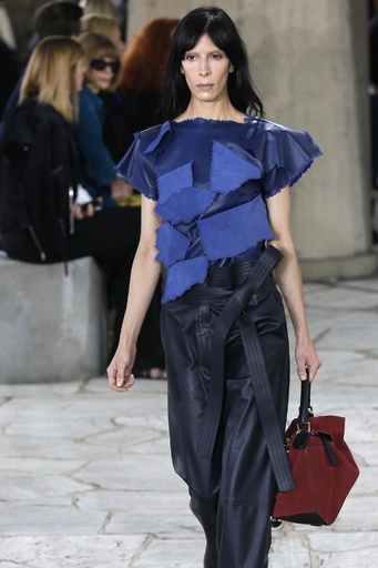 ジョナサン・アンダーソンによる初コレクション、「ロエベ」15年春夏