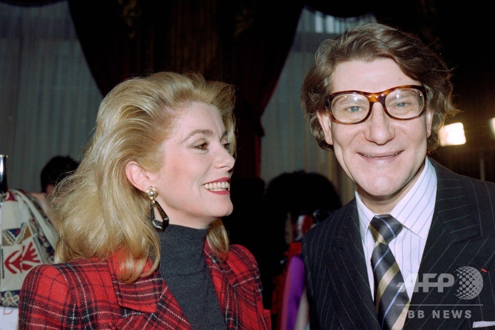 仏女優カトリーヌ・ドヌーブさん、YSLコレクションをオークション出品