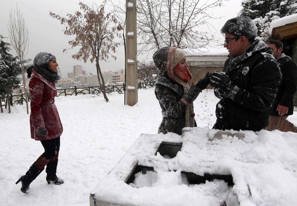 イラン北部に過去半世紀で最強の暴風雪、住民孤立
