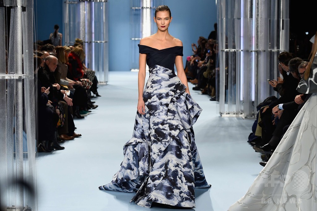 多彩に変化する水を表現、「キャロリーナ ヘレラ」15/16年秋冬