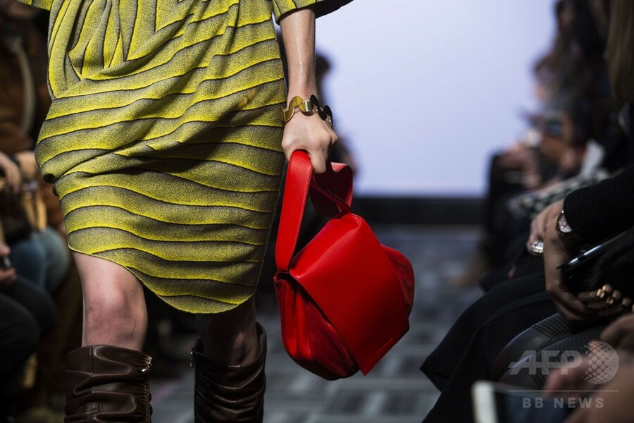 大胆な色使いと80年代風のビッグシルエット、「J.W.アンダーソン」15/16年秋冬