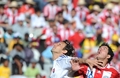 2010年サッカーW杯南アフリカ大会（%%2010 World Cup%%）1次リーグF組、スロバキア対パラグアイ。パラグアイは2-0で勝利した。写真はボールを競り合うスロバキアのヤーン・コザーク（%%Jan Kozak%%、左）とパラグアイのクリスチャン・リベロス（%%Cristian Riveros%%）。（2010年6月20日撮影）(c)AFP/JOE KLAMAR