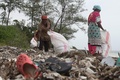 ケニアのキリフィ県で行われた海岸浄化活動で、プラスチックごみを回収するボランティア（2022年2月12日撮影）。(c)Simon MAINA / AFP