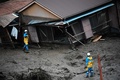 静岡県熱海市の土石流発生現場で行われる捜索活動（2021年7月5日撮影）。(c)Charly TRIBALLEAU / AFP 