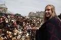 パリのノートルダム橋に南京錠を掛ける女性（2015年5月29日撮影）。(c)AFP/CHARLY TRIBALLEAU