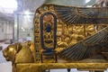 エジプト・カイロの考古学博物館に展示されている古代エジプト王ツタンカーメンの黄金の王座（2022年5月3日撮影）。(c)Amir MAKAR / AFP