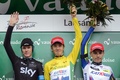 自転車ロードレース、第68回ツール・ド・ロマンディ最終第6ステージ。表彰式に臨む（左から）2位に入ったスカイのクリス・フルーム、優勝したカチューシャ・チームのイルヌル・ザカリン、3位に入ったカチューシャ・チームのシモン・スピラク（2015年5月3日撮影）。(c)AFP/FABRICE COFFRINI