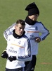バルデベバス（Valdebebas）のトレーニング施設で練習に臨むレアル・マドリード（Real Madrid）のギャレス・ベイル（Gareth Bale、左）とクリスティアーノ・ロナウド（Cristiano Ronaldo、2013年11月22日撮影）。(c)AFP/GERARD JULIEN