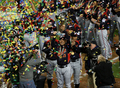 第2回ワールド・ベースボール・クラシック（%%2009 World Baseball Classic%%）決勝、韓国を延長10回5-3で下し、大会連覇を果たしてトロフィーを掲げる日本の原辰徳（%%Tatsunori Hara%%）監督。（2009年3月23日撮影）(c)AFP/Getty Images/Stephen Dunn