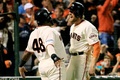 14MLBワールドシリーズ（7回戦制）第5戦、サンフランシスコ・ジャイアンツ（San Francisco Giants）対カンザスシティ・ロイヤルズ（Kansas City Royals）。8回に本塁へ生還し、チームメートのパブロ・サンドバル（Pablo Sandoval、左）と喜び合うサンフランシスコ・ジャイアンツのハンター・ペンス（Hunter Pence、2014年10月26日撮影）。(c)AFP/Getty Images/Rob Carr
