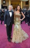 第85回アカデミー賞授賞式に出席した俳優マイケル・ダグラス（Michael Douglas）と女優キャサリン・ゼタ・ジョーンズ（Catherine Zeta-Jones、2013年2月24日撮影）。(c)AFP/JOE KLAMAR