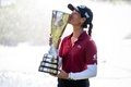 女子ゴルフ米国ツアーメジャー第4戦、アムンディ・エビアン選手権最終日。トロフィーにキスするセリーヌ・ビュティエ（2023年7月30日撮影）。(c)Fabrice COFFRINI / AFP