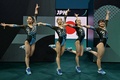 パリ五輪、体操女子団体決勝。演技前にポーズを取る日本の選手（2024年7月30日撮影）。(c)Lionel BONAVENTURE/ AFP
