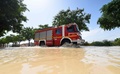洪水に見舞われたスペイン南東部レドバンを走る消防車（2019年9月13日撮影）。(c)JOSE JORDAN / AFP