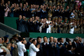 北朝鮮・平壌（Pyongyang）の綾羅島メーデースタジアム（Rungnado May Day Stadium、収容人数15万人）で26日、恒例の「アリラン祭（Arirang Festival）」のマスゲームが行われた。

朝鮮戦争の休戦60周年をテーマに行われる今年のマスゲームには約10万人が参加。一糸乱れぬ体操やダンス、アクロバットなどの集団パフォーマンスや演劇などが披露される。

写真は、金正恩（キム・ジョンウン、Kim Jong-Un、中央）第1書記に拍手を送る政府高官ら（2013年7月26日撮影）。(c)AFP/Ed Jones