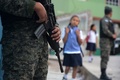 ホンジュラスの首都テグシガルパ北部にあるマクシミリアノ・サガストゥメ校を警備する憲兵たち（2017年3月17日撮影）。(c)AFP/ORLANDO SIERRA