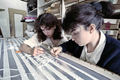 パリの刺繍工房「メゾン・ルサージュ（MAISON LESAGE）」にて（1988年7月25日撮影）。(c)AFP/PIERRE GUILLAUD
