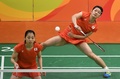リオデジャネイロ五輪、バドミントン女子ダブルス準々決勝。リターンを打つ松友美佐紀/高橋礼華組（2016年8月15日撮影）。(c)AFP/Ed JONES