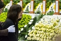 韓国・安山（Ansan）市の体育館に設置された旅客船セウォル（Sewol）号の犠牲者を追悼する献花台を訪れ、涙を流す人（2014年4月23日撮影）。(c)AFP/KIM DOO-HO