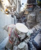 スペイン南東部イビで開催された軍服姿の参加者たちが小麦粉や生卵をかけあう毎年恒例の祭り「エルス・エンファリナッツ」の様子（2019年12月28日撮影）。(c)AFP/JAIME REINA