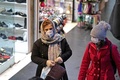 イランの首都テヘランで、マスクをして街路を歩く人々（2020年2月20日撮影）。(c)AFP/ATTA KENARE