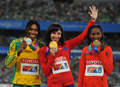 第13回世界陸上大邱大会（13th IAAF World Championships in Athletics Daegu）は4日、女子800メートル決勝が行われ、ロシアのマリア・サビノワ（Mariya Savinova）が1分55秒87で金メダルを獲得した。

表彰式に臨む（左から）銀メダルを獲得した南アフリカのキャスター・セメンヤ（Caster Semenya）、マリア・サビノワ、銅メダルを獲得したケニアのジャネス・ジェプコスゲイ（Janeth Jepkosgei、2011年9月4日撮影）。(c)AFP/KIM JAE-HWAN