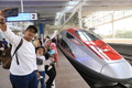 高速鉄道に乗って自撮りをするインドネシア人の4人家族（2023年10月17日撮影）。(c)CNS/李志全

